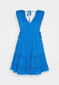 Vestido azul con escote en V, tirantes anchos y un dobladillo con volantes en capas. Hecho de una tela texturizada con pequeños puntos y lazos ajustables en la cintura.