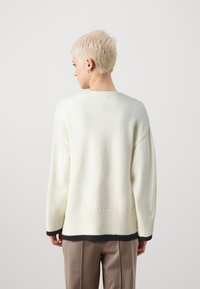 Gina Tricot Petite CONTRAST - Pulover - gardenia