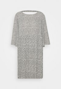 Valkoinen ja musta mekko, jossa on pyöreä pääntie, väljät hihat ja koko mekon kattava abstrakti kuvio. Valmistettu keveästä kankaasta, puolipitkä malli.