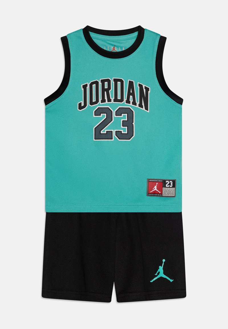 Türkisblaas jakk, millel on must ja hall "JORDAN 23", koos mustade lühikeste pükstega. Pükstel on Jordan logo ja kangast silti detail.