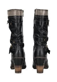 Schwarze Lederstiefel bis zur Mitte der Wade mit gestockten Absätzen, Schnallenriemen, seitlichen Reißverschlüssen und Hahnentrittmuster-Stoffbesatz am oberen Rand, von hinten betrachtet.