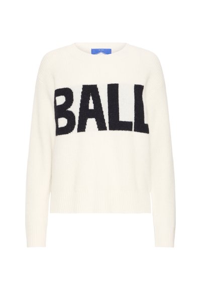 Pull en tricot blanc avec un grand graphique "BALL" en tricot noir. Col rond et poignets côtelés. Texture douce, coupe décontractée.