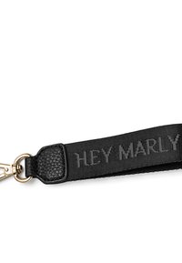 Sangle en cuir noir et satin avec le texte "HEY MARLY" dans un motif répétitif. Quincaillerie en métal doré à une extrémité.