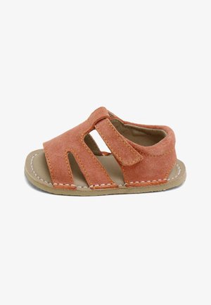 Sándalo suave para niño pequeño en rosa claro, con puntera abierta, correa de velcro y suela acolchada, diseñado para brindar comodidad y facilidad de ajuste.