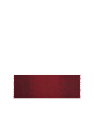 Longue écharpe rectangulaire rouge foncé avec des motifs floraux subtils et des bords frangés sur fond blanc.