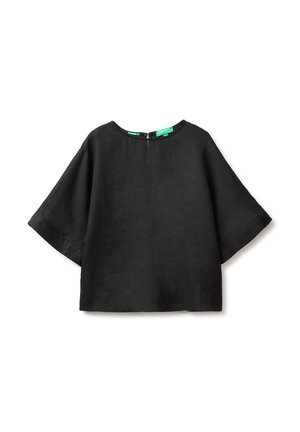 Blusa negra suelta de manga corta con escote redondo y pequeña cremallera trasera sobre fondo blanco.