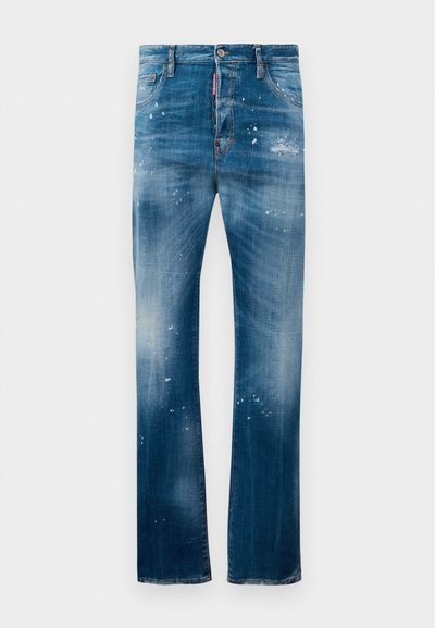 Jeans de mezclilla azul desgastados con corte recto, que presentan manchas de desgaste y detalles de salpicaduras de pintura ligera. Diseño clásico de cinco bolsillos.