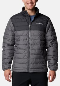 Herren Columbia Pufferjacke mit schwarzem Oberteil und grauem, gestepptem Unterteil, bestehend aus isoliertem Material und mit Reißverschlusstaschen.