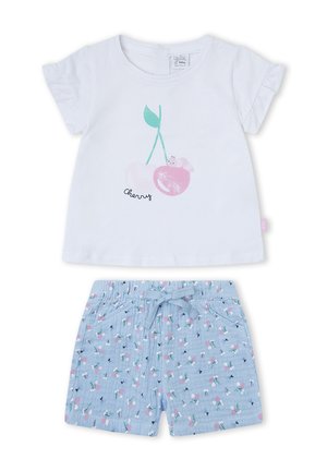 Camiseta blanca de manga corta para bebé con mangas con volantes y gráfico de cerezas, combinada con pantalones cortos azul claro con patrón de cerezas y cintura con lazo.