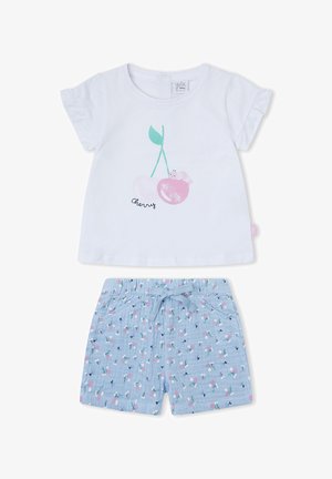 Camiseta blanca de manga corta para bebé con mangas con volantes y gráfico de cerezas, combinada con pantalones cortos azul claro con patrón de cerezas y cintura con lazo.