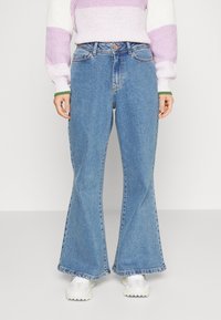 Noisy May Petite NMNAT - Calças de ganga à boca de sino - medium blue denim