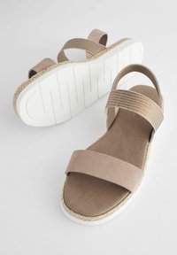Beiga espadriller i sandalstil med breda mockaband och vävda detaljer. Vit gummisula med ruggad yta för bra grepp.