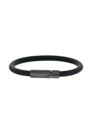 Pulsera de goma negra con cierre metálico que presenta un patrón texturizado y un detalle de logotipo en relieve. Diseño elegante y minimalista.