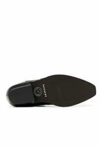 Mustra musta king, reljeefse haar, ümar varvas ja sujuv konts. Omab brändi detaili "PAVEMENT" ja suurust "37." Kvaliteetne kummimaterjal.