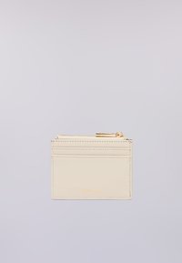 Portafoglio in pelle di morbido colore crema. Presenta una superficie texturizzata, cinque slot per carte e un compartimento con zip con finiture in tono oro.