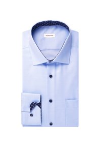 Camicia azzurra chiara con colletto alla francese, interno del colletto a motivo scuro e polsino singolo. Presenta bottoni neri e una tasca sul petto.