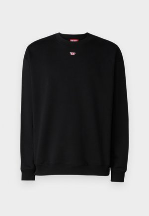 Črna majica s kapuco iz mehkega materiala, ki ima okrogel izrez in dolge rokave. Na prsih je majhna rdeča oznaka, ribani manšeti in rob.