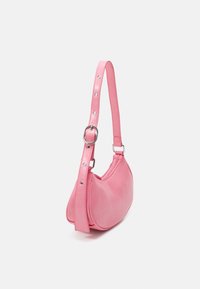 Borsa a mano in ecopelle rosa con una forma curvilinea, una lunga tracolla regolabile con dettagli in metallo argentato e una texture liscia.