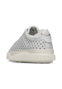 Sneaker bianca perforata con suola in gomma testurizzata. Forma arrotondata, dettagli in pelle liscia e piccolo marchio sul tallone.