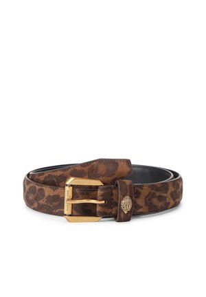 Bruine leren riem met luipaardprint, gouden metalen gesp en klein decoratief gouden embleem op de riemlus, opgerold op een witte achtergrond.