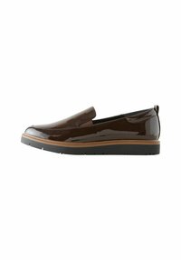 Scarpa slip-on in pelle patinata marrone con finitura liscia, punta rotonda e sottopiede in legno chiaro. Suola in gomma nera per aderenza.