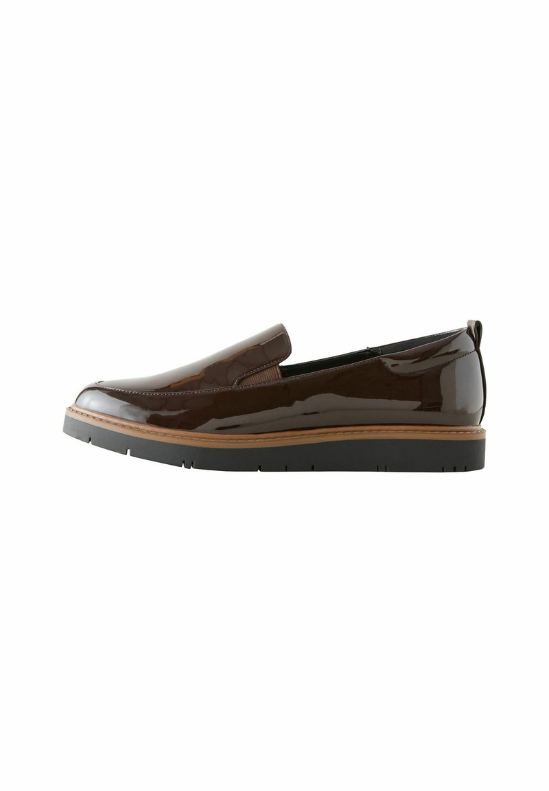 Scarpa slip-on in pelle patinata marrone con finitura liscia, punta rotonda e sottopiede in legno chiaro. Suola in gomma nera per aderenza.