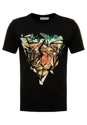 T-shirt nera in cotone con una grafica di leone frammentata all'interno di un design triangolare, arricchita da fogliame tropicale e linee geometriche.