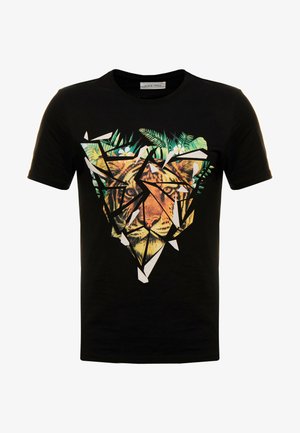 Zwarte katoenen T-shirt met een gefragmenteerde leeuwengrafiek binnen een driehoekig ontwerp,accenten van tropisch loof en geometrische lijnen.