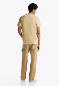 Tommy Jeans SIGNATURE TEE - Camiseta básica - relic tan