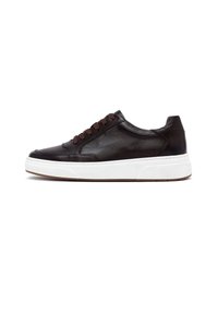 Ciemnobrązowy skórzany sneaker z białą gumową podeszwą, zaokrąglonym noskiem i kontrastującymi brązowymi sznurówkami. Charakteryzuje się gładką fakturą i minimalistycznym designem.