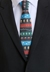 Mönstrad slips med festliga motiv, inklusive snögubbar, muggar och julbelysning, i färgerna blått, rött, grönt och svart.