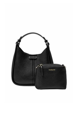 Bolso de mano de cuero negro con un acabado texturizado, que presenta un asa curvada y un estuche a juego adjunto con un logo en relieve dorado.