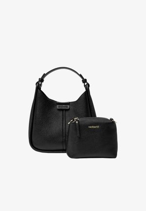 Bolso de mano de cuero negro con un acabado texturizado, que presenta un asa curvada y un estuche a juego adjunto con un logo en relieve dorado.