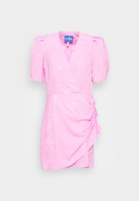 Růžové zavinovací šaty s nabranými rukávy, květinovým vzorem a drapovaným bočním detailem. Vyrobené z měkkého materiálu a s hlubokým V-výstřihem.