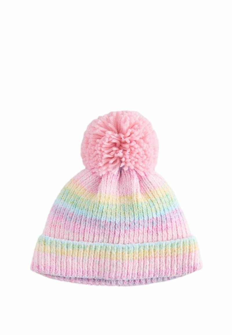 Strikket hue med en pink pom-pom, med pastel horisontale striber i lys pink, blå, gul og grøn. Blød tekstur og ribbet design.