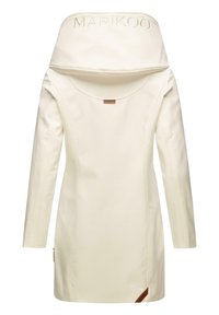 Długi płaszcz w kolorze kremowym z wysokim kołnierzem, długimi rękawami oraz haftowanym napisem "MARIKOO" na tylnym kołnierzu.
