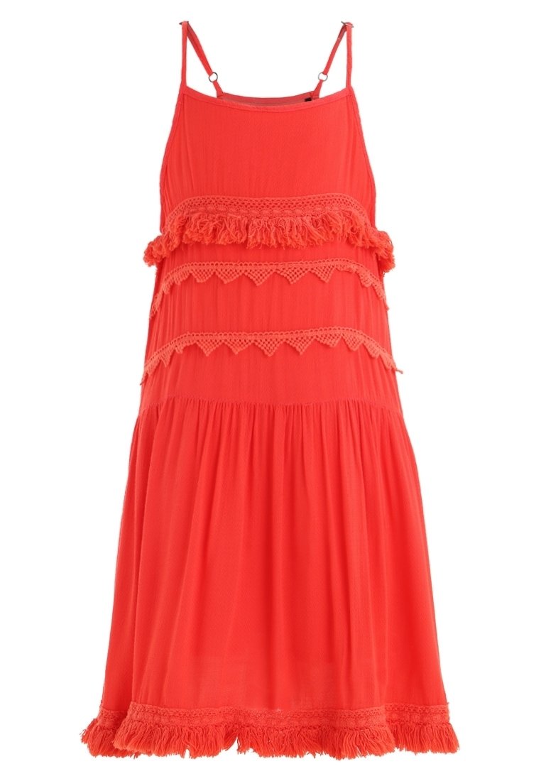 Heldere koraalkleurige jurk met dunne bandjes, voorzien van gelaagde ruches, kantaccenten en een geplooide onderrand. Lichtgewicht stof, ontspannen pasvorm.