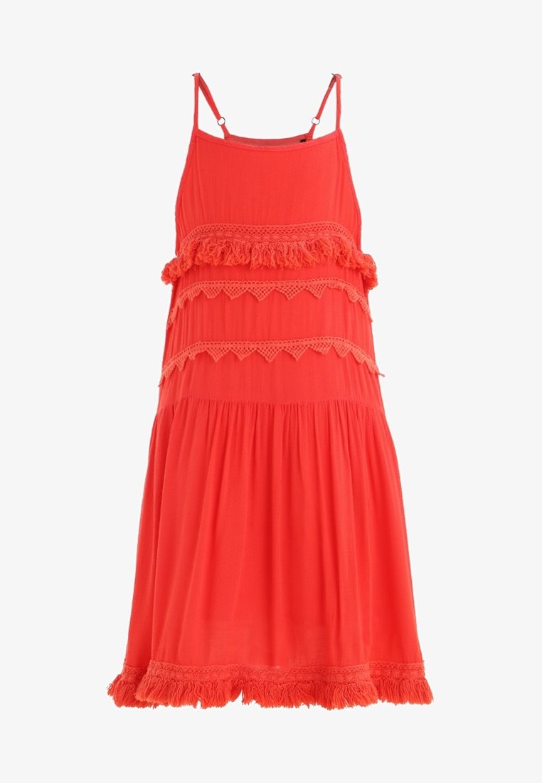 Heldere koraalkleurige jurk met dunne bandjes, voorzien van gelaagde ruches, kantaccenten en een geplooide onderrand. Lichtgewicht stof, ontspannen pasvorm.