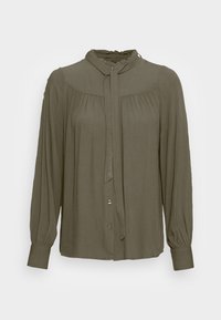 Blusa verde oliva com um colarinho alto e franzido, mangas longas, fecho de botão e detalhes pregueados na frente. Textura de tecido suave.