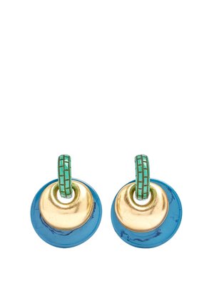 Para wiszących kolczyków z turkusowymi, wzorzystymi kołami, złotymi dyskami w kształcie półksiężyca oraz większymi, niebieskimi, okrągłymi dyskami o marmurkowej fakturze.