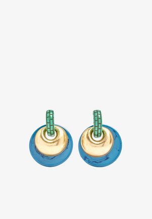 Para wiszących kolczyków z turkusowymi, wzorzystymi kołami, złotymi dyskami w kształcie półksiężyca oraz większymi, niebieskimi, okrągłymi dyskami o marmurkowej fakturze.