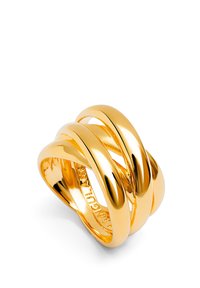 L'anello placcato in oro presenta tre bande intrecciate con una finitura altamente lucida. La superficie liscia e la forma arrotondata creano un design fluido.