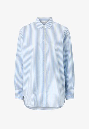 Camisa de rayas azul claro y blancas con botones, cuello, mangas largas y dobladillo curvado. Hecha de una tela suave y ligera.