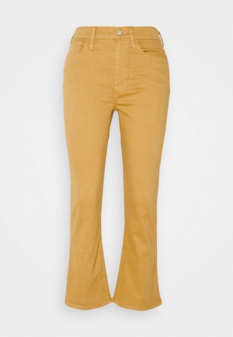 Jean taille haute jaune moutarde avec bouton devant, fermeture éclair, passants pour ceinture, poches avant et arrière, et jambes légèrement évasées.