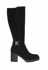 Botte en suède noire montante avec un talon épais, présentant une boucle décorative et des détails de couture sur le côté.