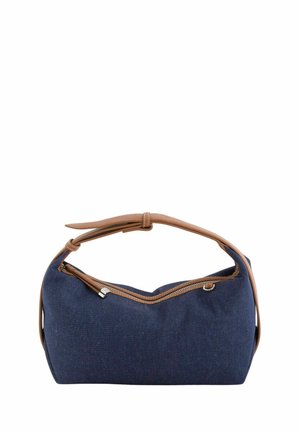 Pequeño bolso de tela azul marino con una correa ajustable de cuero marrón y cierre superior con cremallera.