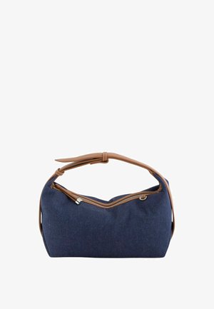 Petit sac à main en tissu bleu marine avec une bandoulière réglable en cuir marron et une fermeture éclair sur le dessus.