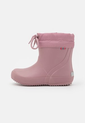Bottine imperméable rose avec semelle texturée, manchette en tissu et fermeture à cordon réglable.
