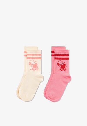 Twee paar sokken, één crème met roze strepen en één roze met rode strepen, elk met een Snoopy-figuur die Woodstock omhelst.