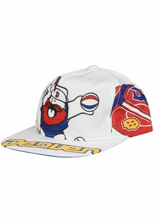 Casquette blanche ornée de graphiques de dessins animés, y compris un personnage avec une barbe rouge et une tenue bleue, ainsi qu'une inscription en lettres majuscules sur la visière.